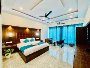 穆索里The Four Season Resort - Top Rated & Most Awarded Property in Mussoorie的一间卧室配有一张特大号床和一张书桌
