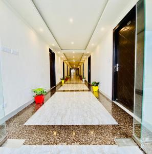 穆索里The Four Season Resort - Top Rated & Most Awarded Property in Mussoorie的走廊,走廊
