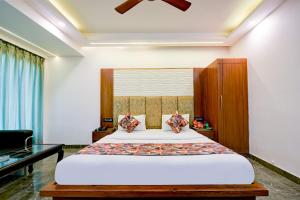 新德里Hotel Sohana Palace Near New Delhi Railway Satation的一间卧室配有一张大床和一张书桌