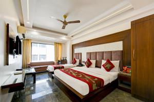 新德里Hotel Sohana Palace Near New Delhi Railway Satation的一间卧室配有一张大床和一张沙发