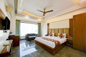 新德里Hotel Sohana Palace Near New Delhi Railway Satation的酒店客房,配有床和电视