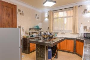 马林迪Dubai infinite luxury suites的厨房配有水槽和台面