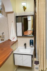 马林迪Dubai infinite luxury suites的一间带水槽和镜子的浴室