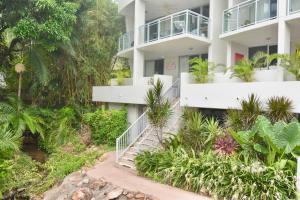 汤斯维尔Tropical Luxe Apartment的公寓大楼设有楼梯和植物