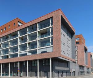 图尔库Viihtyisä täysin kalustettu ja varustettu yksiö Logomolla 1vrk-36kk的砖砌的公寓楼