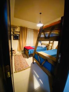 拉斯苏德尔Furnished Chalet Apartment at La Hacienda Ras Sedr的客房设有两张双层床和一扇窗户。