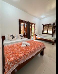 卢纳将军城Casa De Loren Family Room的一间卧室配有两张带毛巾的床