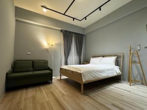 台东澄靛民宿的一间卧室配有一张床和一把椅子