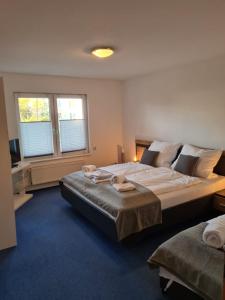 汉堡Ferienwohnung Camping Buchholz的一间卧室设有一张大床和两个窗户。