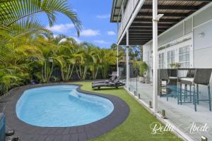 邦加里Bella Abode on Bribie - Loft with Pool的房屋一侧的游泳池