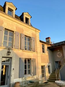 勒皮圣母院The Old Winery, Loire的一座有钟的旧建筑