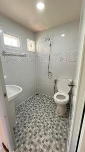 素叻Aiem-Wilai Guesthouse的一间带卫生间和水槽的浴室
