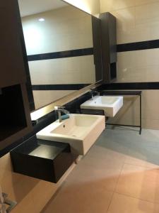 峇都丁宜MyHome Batu Feringghi Penang的浴室设有2个水槽和镜子