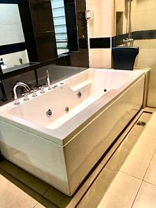 峇都丁宜MyHome Batu Feringghi Penang的浴室内设有大型白色浴缸。