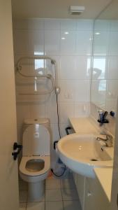 阿尔加罗沃圣阿方索维斯塔马尔公寓的一间带卫生间和水槽的浴室