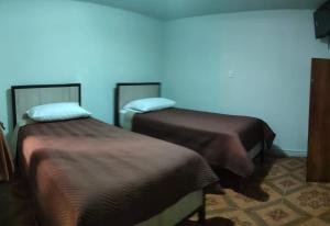 伊基克HOTEL MARISOL的蓝色墙壁客房的两张床