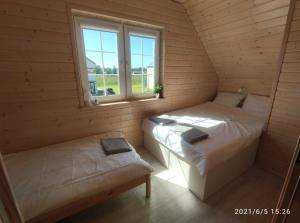 德布吉Plażowisko的带窗户的客房内的两张床