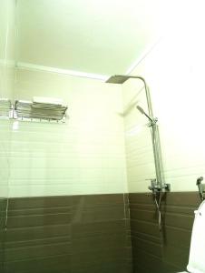 宁平Chu Thuong Bungalow的浴室设有棕色瓷砖和淋浴。