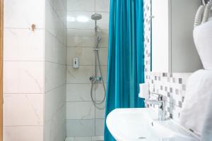 萨格勒布欧罗巴酒店的一间带水槽和淋浴的浴室