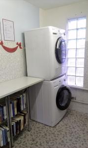Schönengrund皮尔格-胡特里度假屋的以及带微波炉的洗衣机。