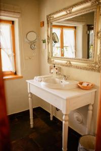 Wielki GłęboczekOsada Głęboczek. Vine Resort&Spa的浴室设有白色水槽和镜子