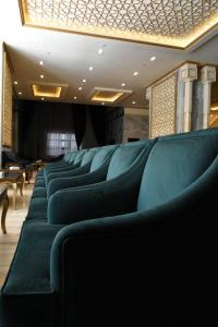 麦加فنادق رزون المسك مكة المكرمة的等候室的一排绿色座位