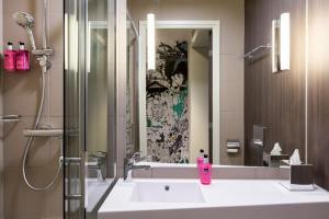 柏林柏林东站慕奇夕酒店的一间带水槽和镜子的浴室