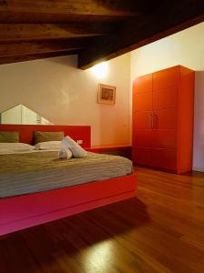 曼托瓦AmaMantua的一间卧室配有一张床和一个红色橱柜