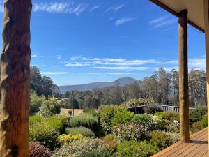 CollinsvaleAmaroo with a view set on a 50 Acre Hobby Farm的从房子的门廊可欣赏到花园景色