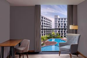 巴厘巴板Four Points by Sheraton Balikpapan的客房位于酒店客房内,享有游泳池的景致。