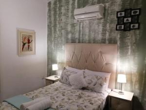 比勒陀利亚Palm View Guest House的一间卧室配有一张带2个床头柜和2盏灯的床。