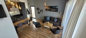 帕莫瑞Mar Bella的客厅配有沙发和桌椅