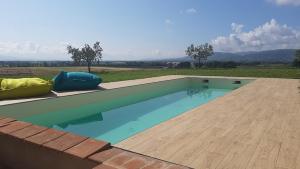 布鲁法Casale Ziarelli的一个带木制甲板的庭院内的游泳池