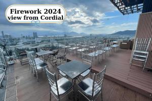 岘港Cordial Hotel and Spa的阳台的天井配有桌椅