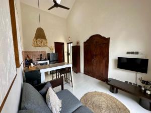 金巴兰Trendy 1-Bedroom-Villa 'Lala' in Uluwatu的带沙发的客厅和厨房