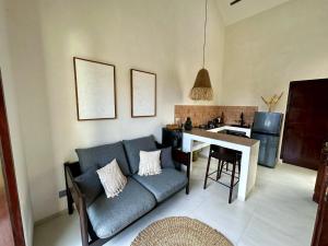 金巴兰Trendy 1-Bedroom-Villa 'Lala' in Uluwatu的客厅配有沙发和桌子