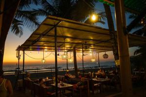 阿贡达Jardim a Mar的日落时分享有海滩美景的餐厅
