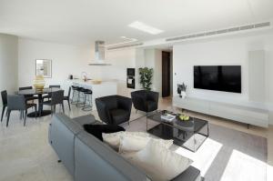 尼科西亚Nicosia Central Park Residences的客厅配有沙发和桌子