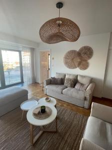 布兰肯贝赫Appartement Axelle的客厅配有沙发和桌子