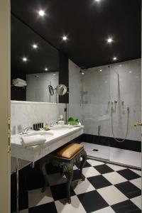 威尼斯水皇宫酒店的一间带大水槽和淋浴的浴室