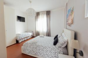 伊莫拉APPARTAMENTO ACACIA的白色的卧室设有床和窗户