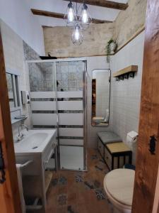 乌贝达Casa Mirador的一间带水槽、卫生间和镜子的浴室