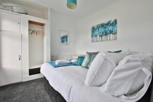 卡菲利Beautiful 3 Bedroom Home Renovated- Welsh Mountains & Hiking Trails的白色客房内的一张白色床,