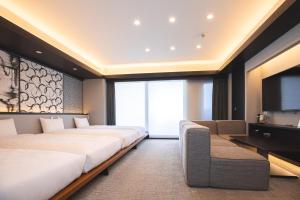 名古屋GOLD STAY Nagoya Osu的酒店客房设有两张床和电视。