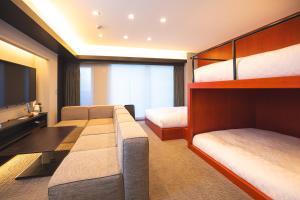 名古屋GOLD STAY Nagoya Osu的一间带两张双层床和电视的卧室