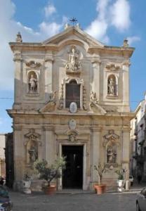 塔兰托I Venti的一座大型建筑,上面有十字架
