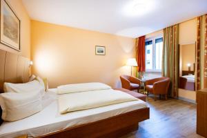 维尔茨堡奥尔特克拉能酒店的酒店客房设有一张大床和一间卧室。