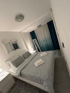 苏博蒂察Centrum的一间卧室配有一张床,上面有两条毛巾