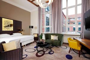 汉诺威汉诺威佩里坎喜来登酒店的酒店客房,配有一张床、一张桌子和椅子