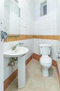 内罗毕Fahari Bliss Hotel的浴室配有白色卫生间和盥洗盆。
